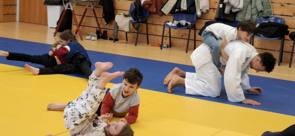 Le jeudi après-midi, les GS CP retrouvent  Adrien pour 6 séances d'initiation au judo.
 Ils ont appris à saluer le tapis et leur partenaire de jeu. Ils ont mémorisé les mots “Hajimé” pour commencer et “Maté” pour arrêter les exercices